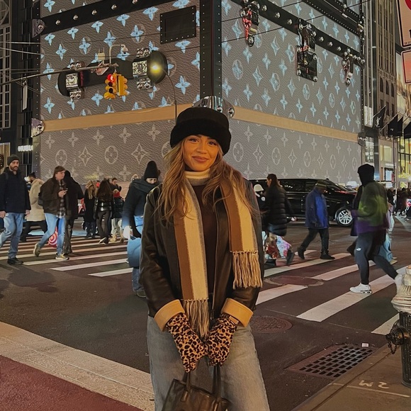 MEET YOUR POSHER, MARINA. ✨ - Picture 2 of 3